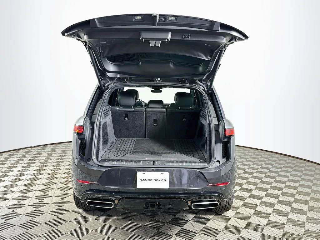 Used 2023 Carpathian Gray Premium Metallic Land Rover SE Dynamic image 27