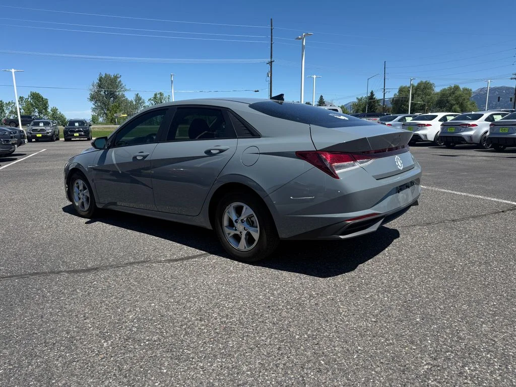 Used 2021 Gray Hyundai SE image 2
