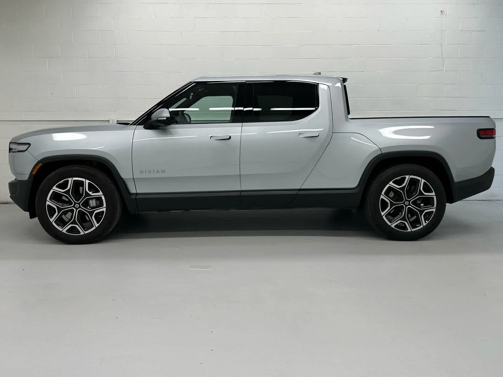 Used 2025 LA Silver Rivian Adventure image 3