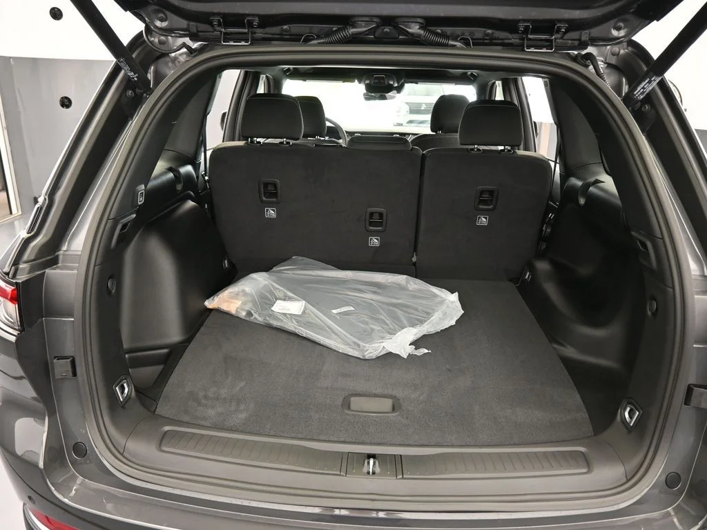 New 2026 Baltic Gray Metallic Clearcoat Jeep Laredo X image 37