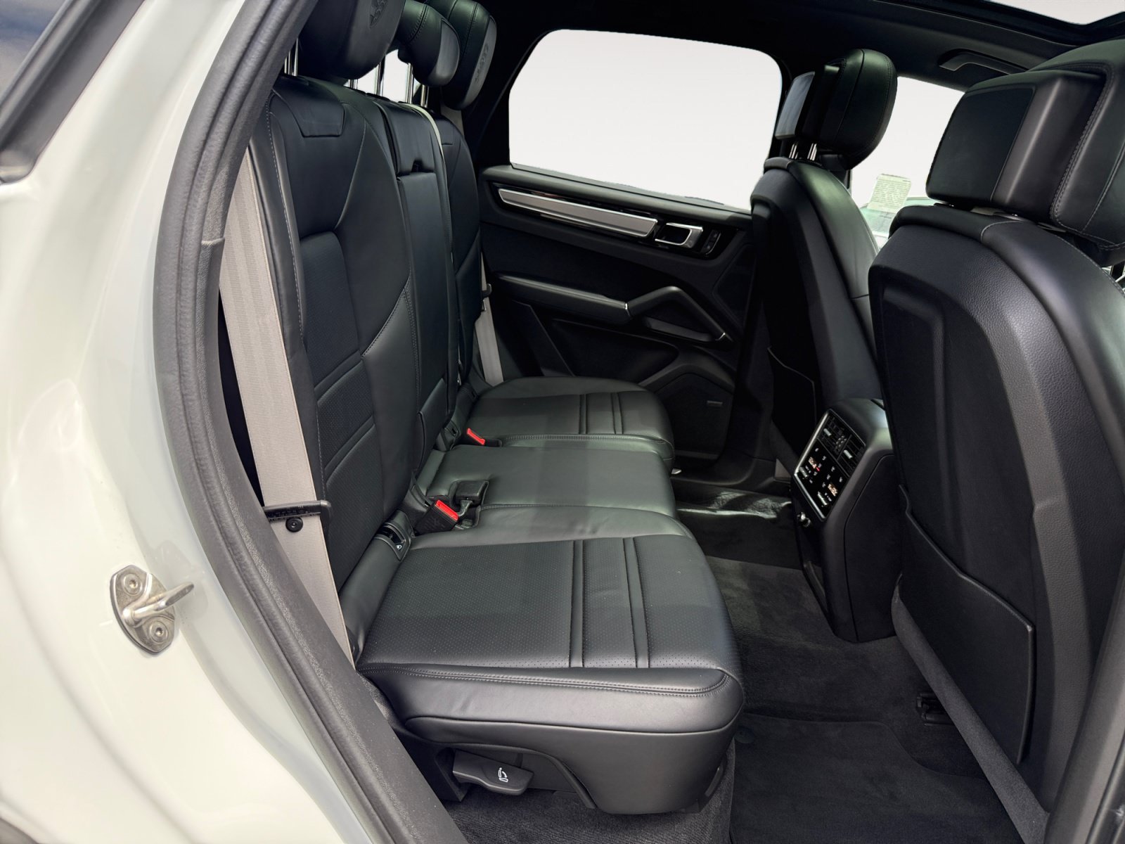 Used 2022 White Porsche Base image 18