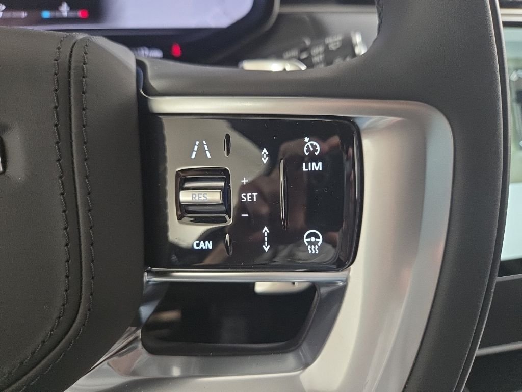 New 2026 Ostuni Pearl White Land Rover SE image 11