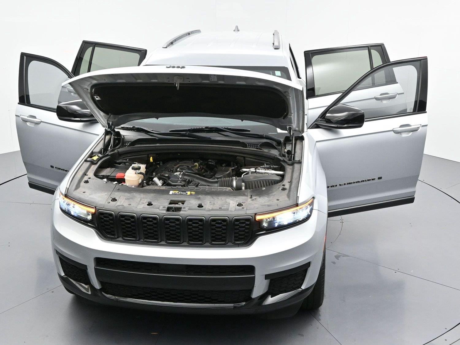 Used 2021 Silver Jeep Altitude image 39
