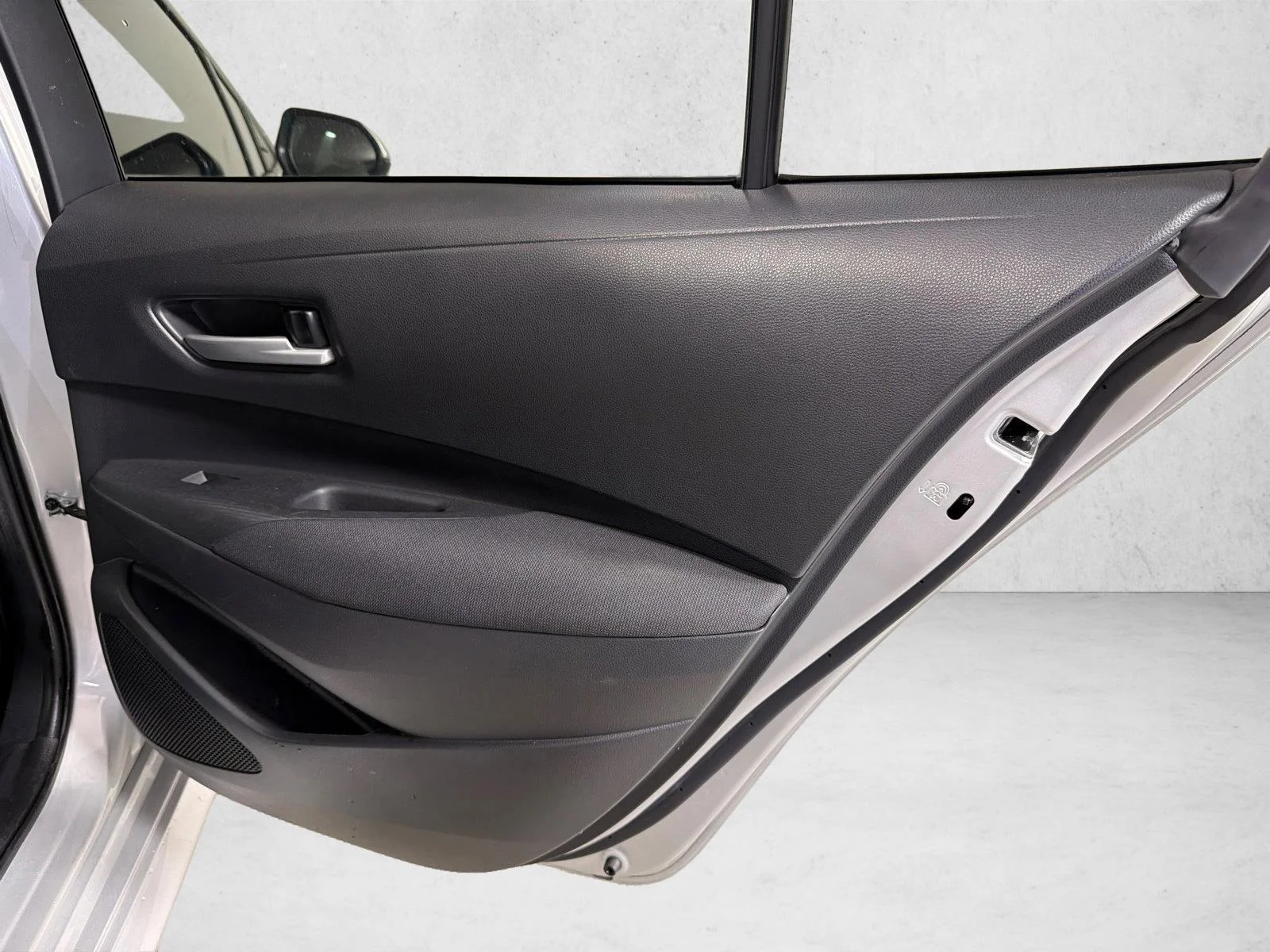 Used 2020 White Toyota LE image 16