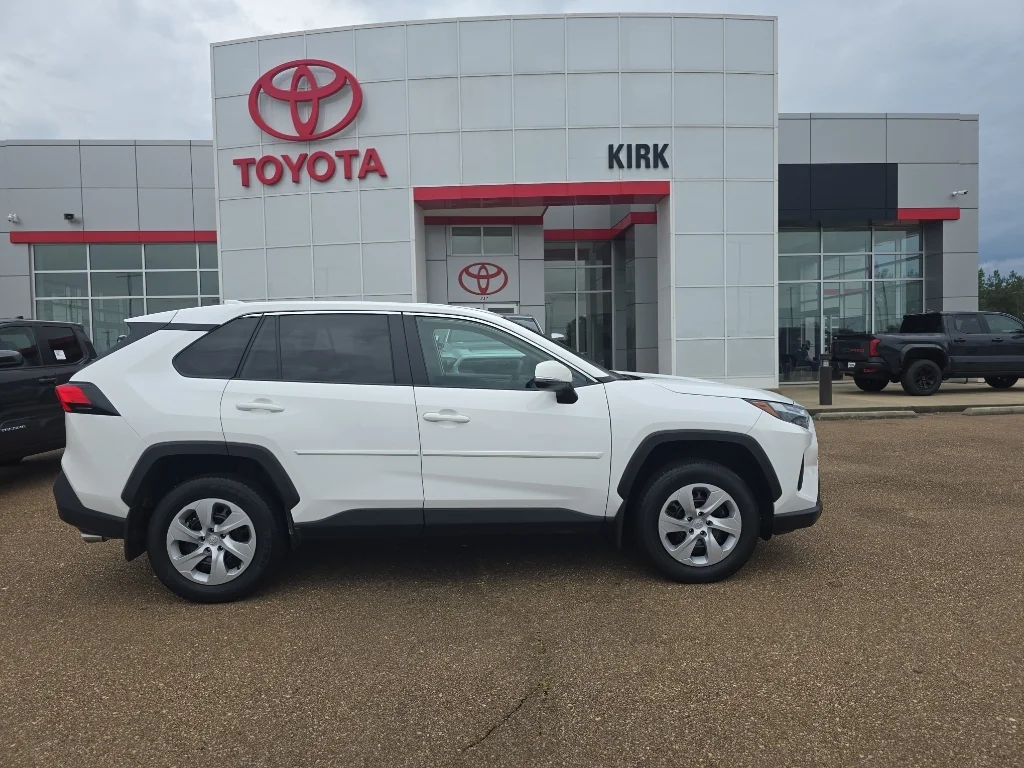2025 Toyota RAV4 LE FWD's photo