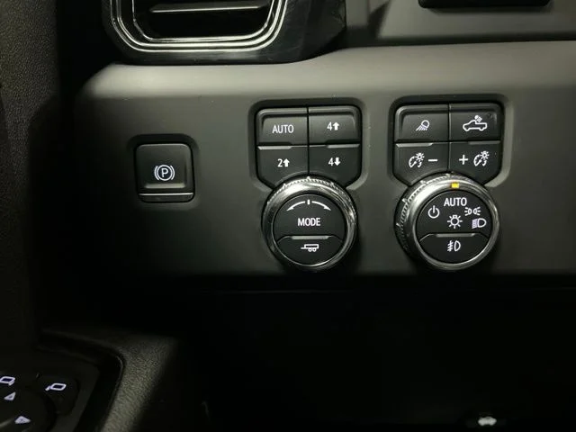 Used 2024 White GMC AT4 image 32