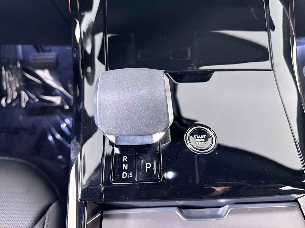 New 2026 Fuji White Land Rover SE image 18