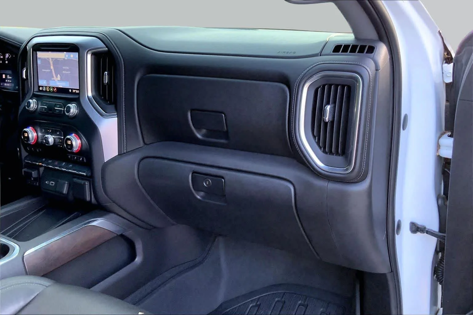 Used 2019 White Frost Tricoat GMC SLT image 16
