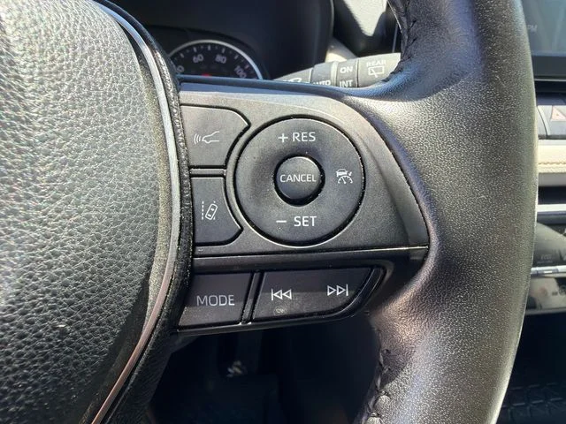 Used 2020 Silver Toyota XLE image 27