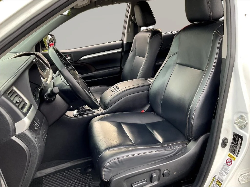 Used 2019 Blizzard Pearl Toyota XLE image 24