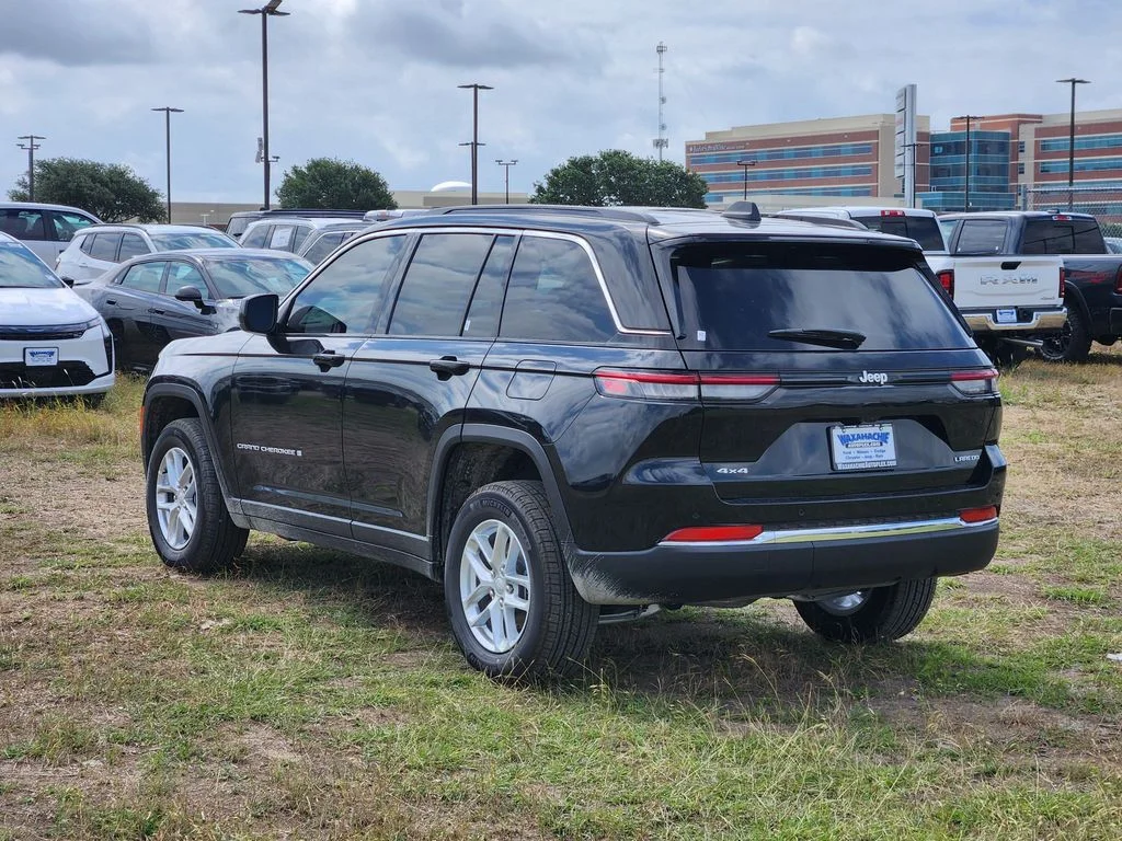 New 2026 Diamond Black Crystal Pearl-Coat Exterior Paint Jeep Laredo image 3
