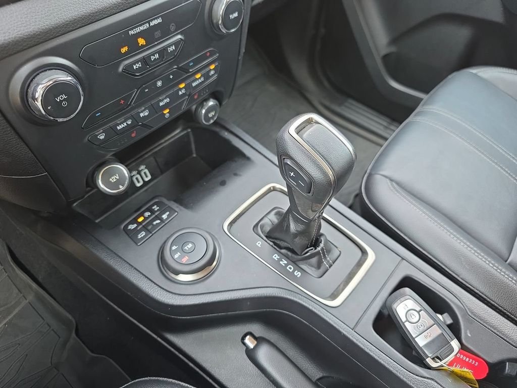 Used 2020 White Ford Lariat image 23