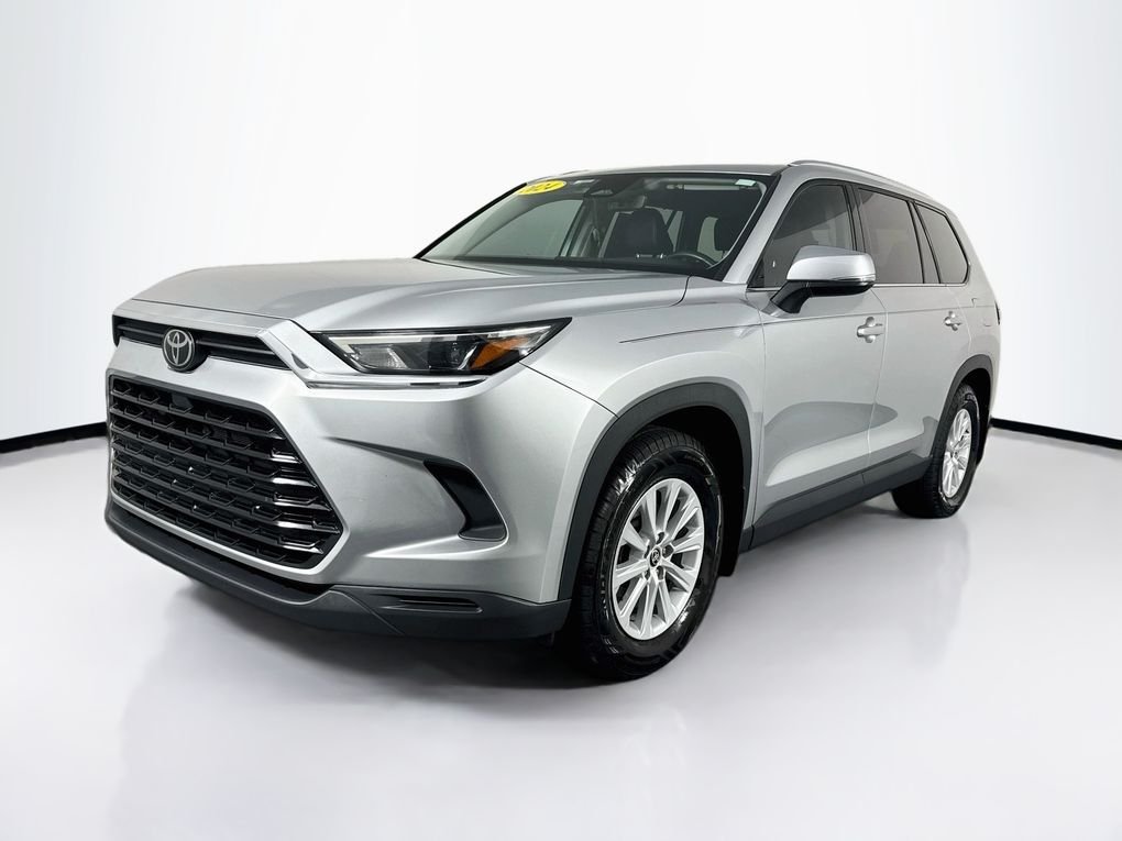 Used 2024  Toyota XLE image 3