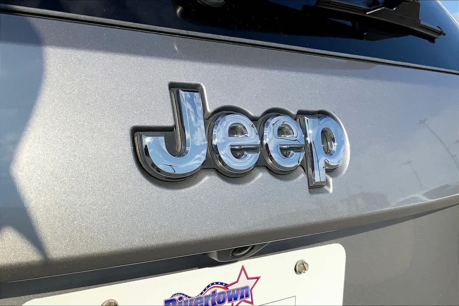 Certified Used 2021 Billet Silver Clearcoat Metallic Jeep Laredo E image 30