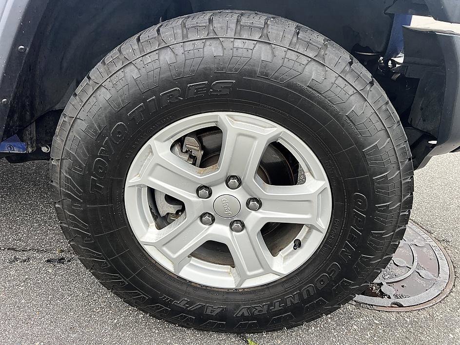 Used 2018 Ocean Blue Metallic Clearcoat Jeep Sport S image 12