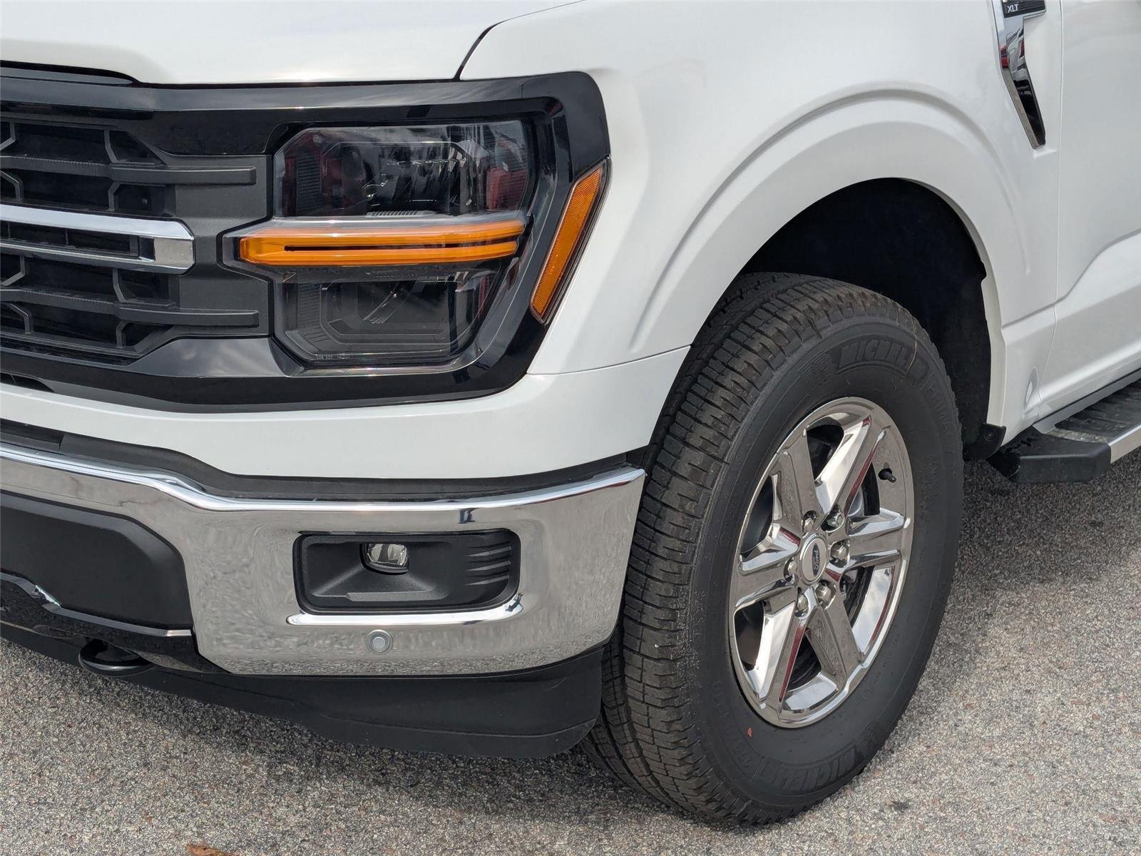 New 2025 Oxford White Ford XLT image 9