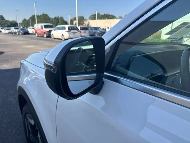 Used 2025 White Kia S image 22