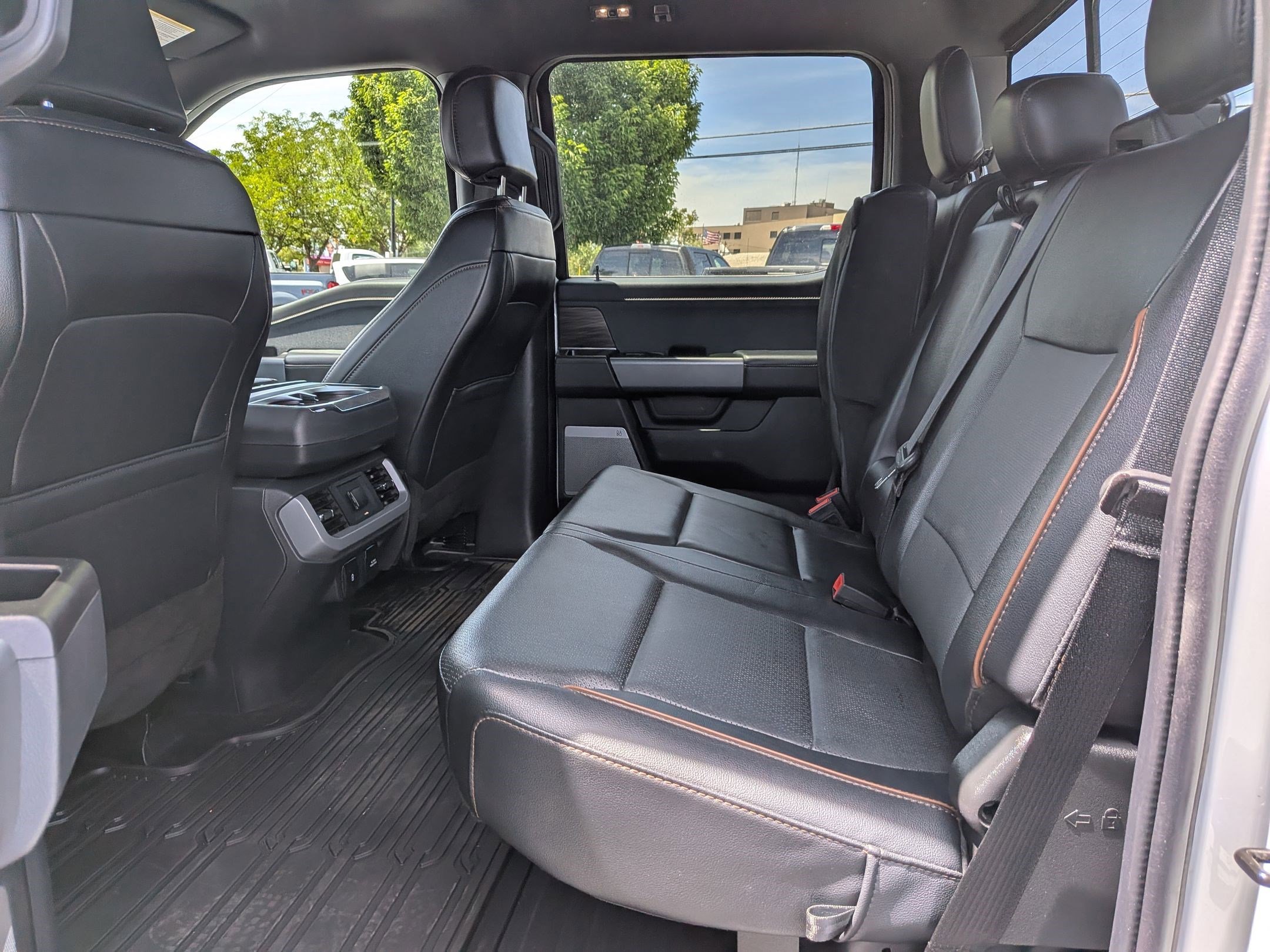 Certified Used 2024 Oxford White Ford LARIAT image 30