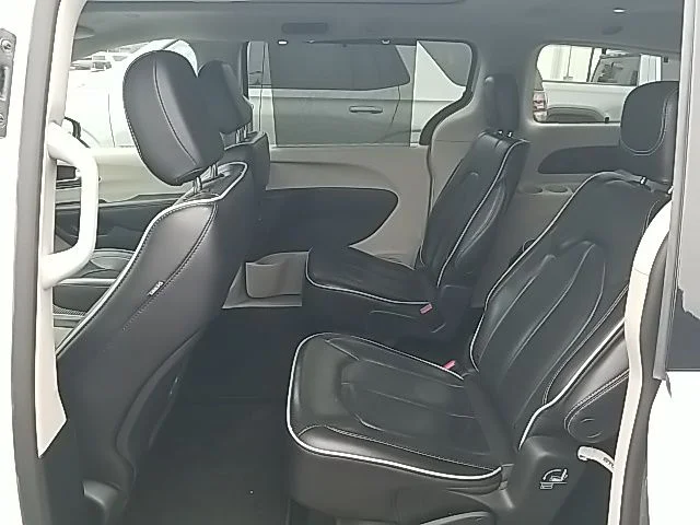 Used 2023 White Chrysler Limited image 27