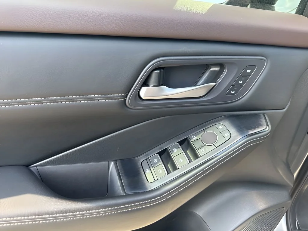 Used 2023 Gray Nissan SL image 29