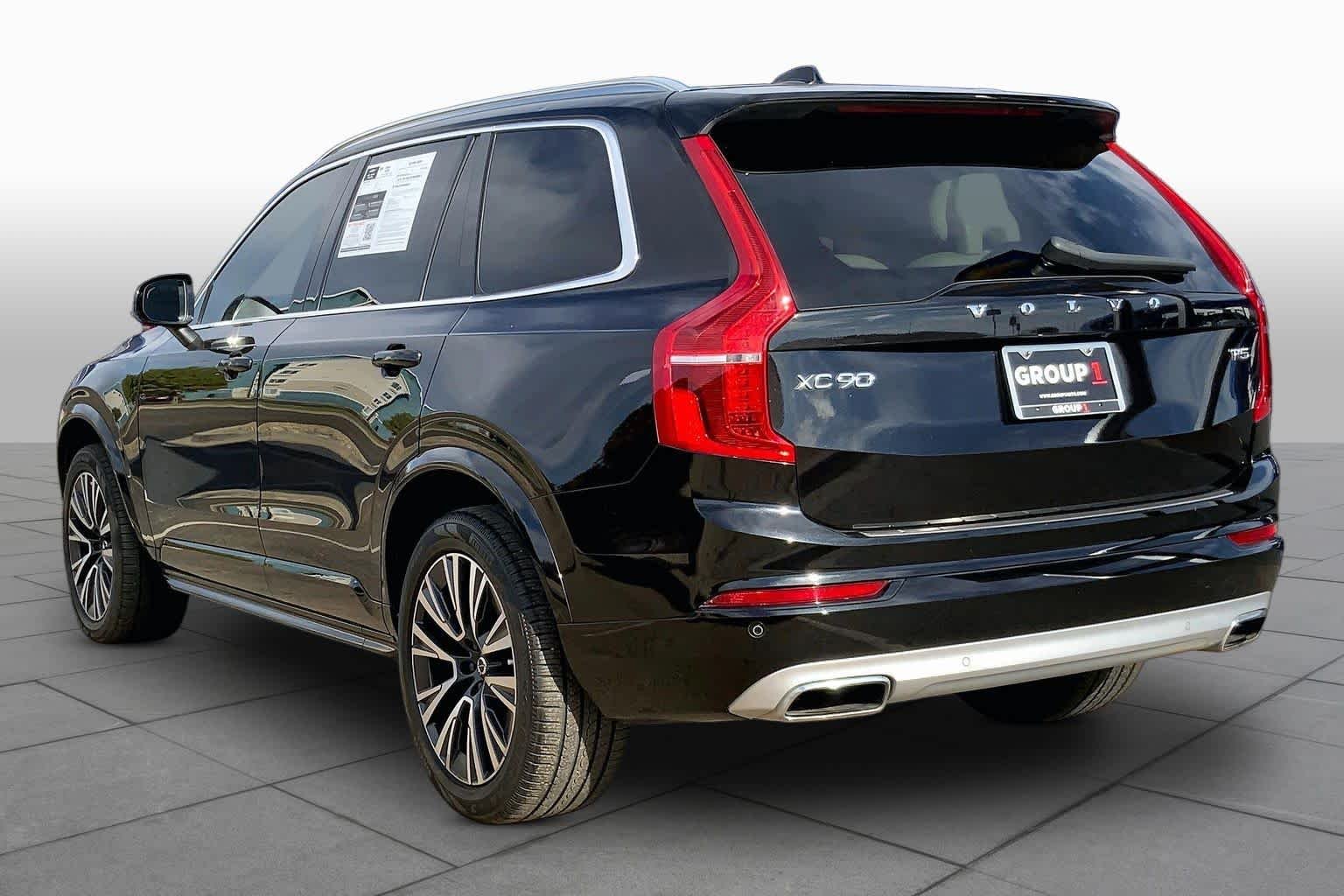 Used 2020 Onyx Black Metallic Volvo Momentum image 12
