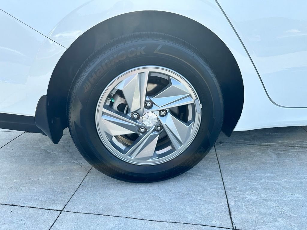 Used 2024 White Hyundai SE image 5
