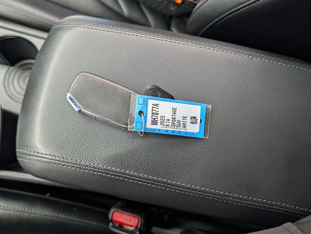 Used 2023 White Kia X-Pro Prestige image 37