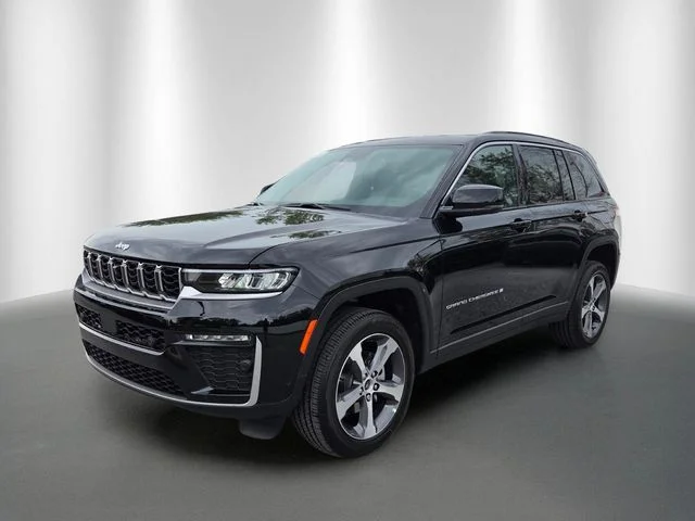 New 2026 Diamond Black Crystal Pearl-Coat Exterior Paint Jeep Limited image 2