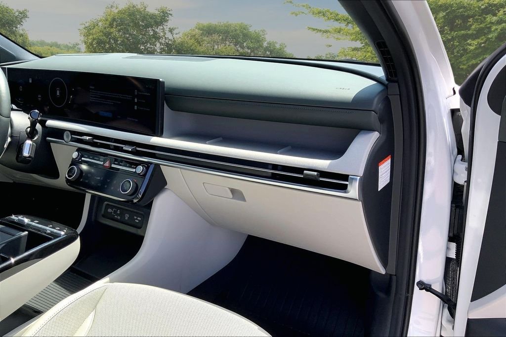 Used 2025 White Hyundai Limited image 25