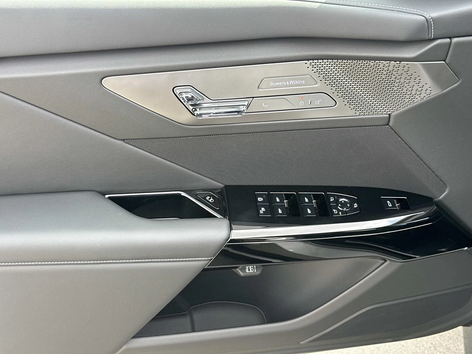 New 2027 Frozen Space Silver Metallic BMW 740i image 17