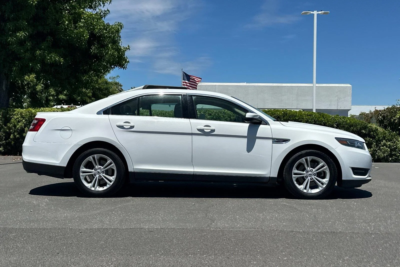 Used 2017 Oxford White Ford SEL image 3