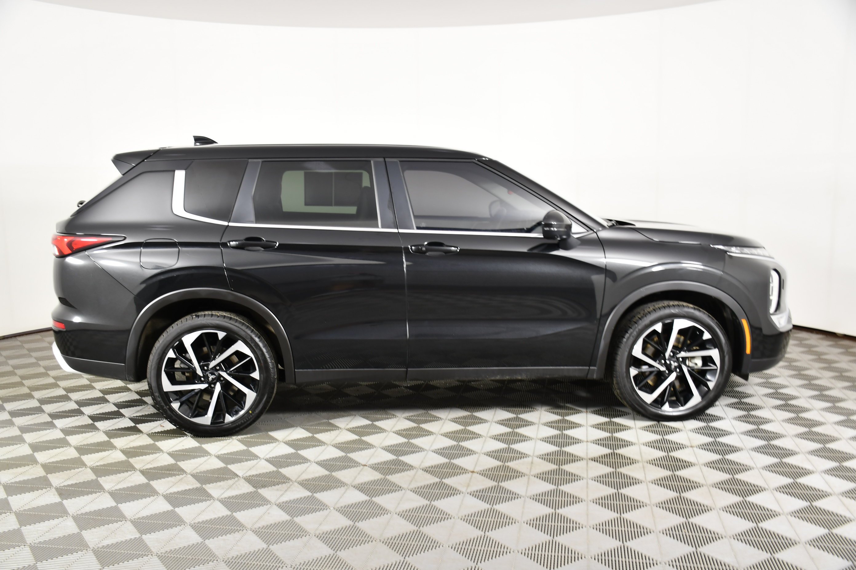 Certified Used 2024 Black Diamond Mitsubishi SE image 5