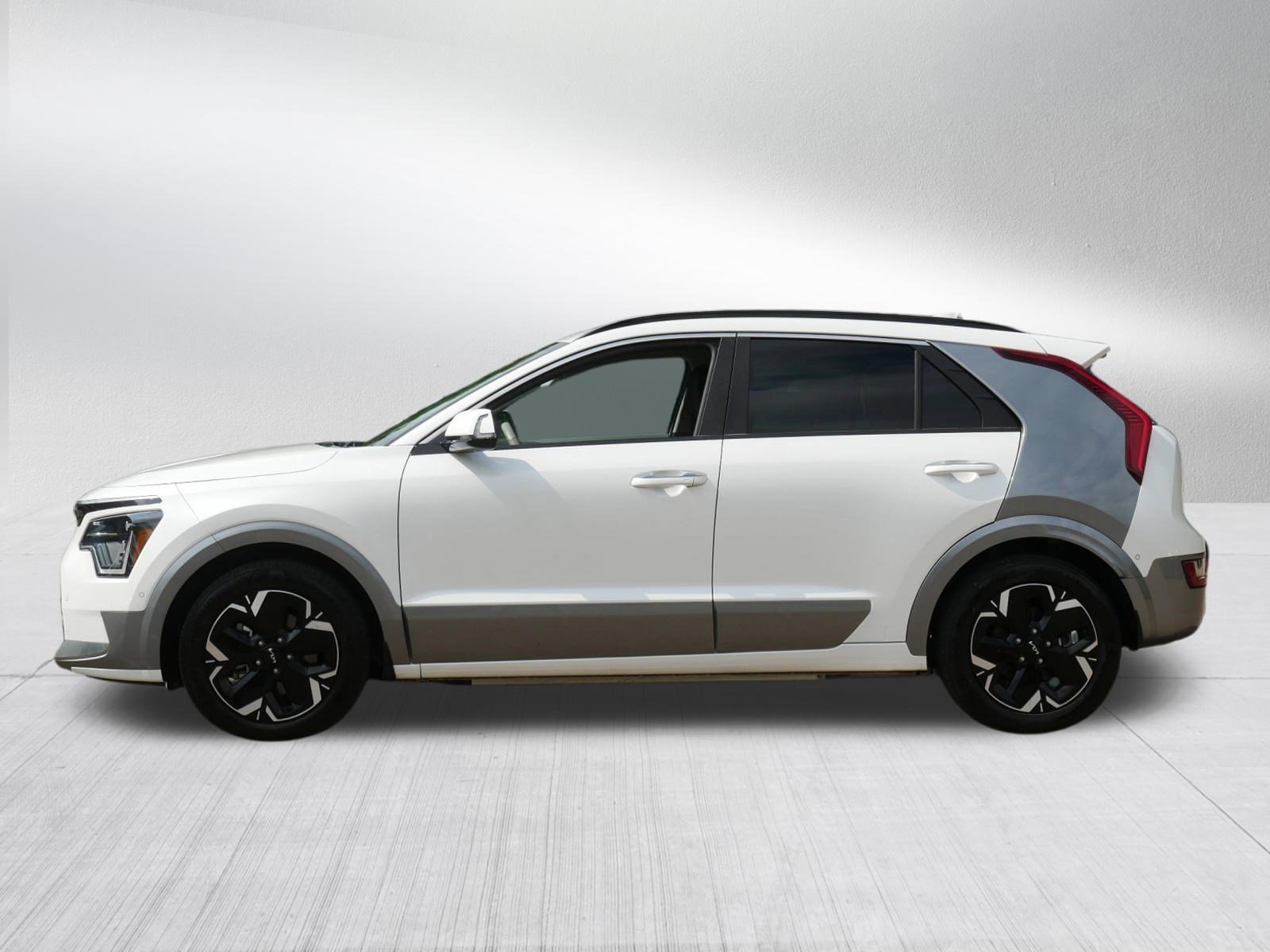 Certified Used 2024 Snow White Pearl Kia Wave image 4