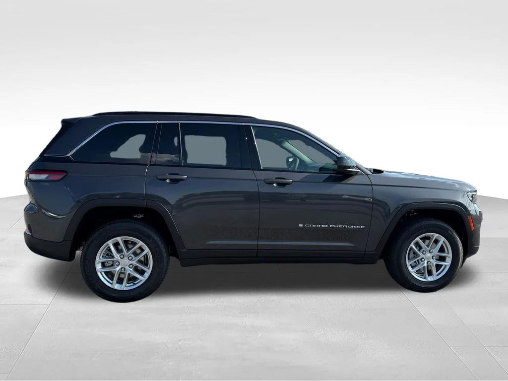 New 2026 Baltic Gray Metallic Clear-Coat Exterior Paint Jeep Laredo image 29