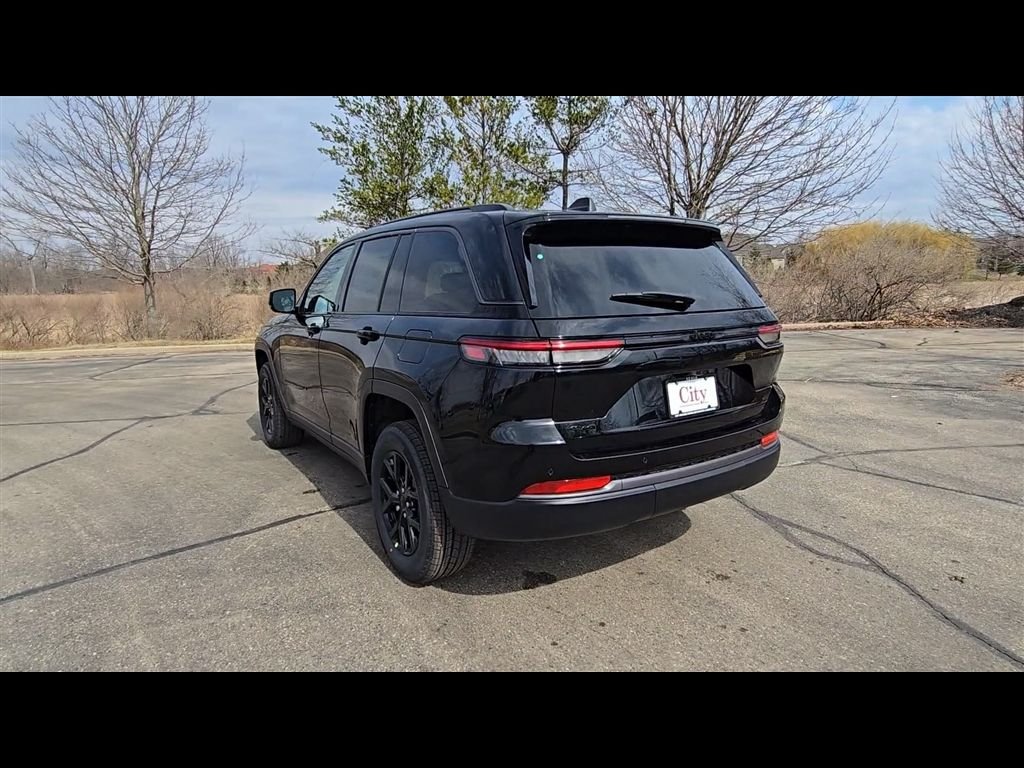 New 2026 Diamond Black Crystal Pearl-Coat Exterior Paint Jeep Altitude image 6