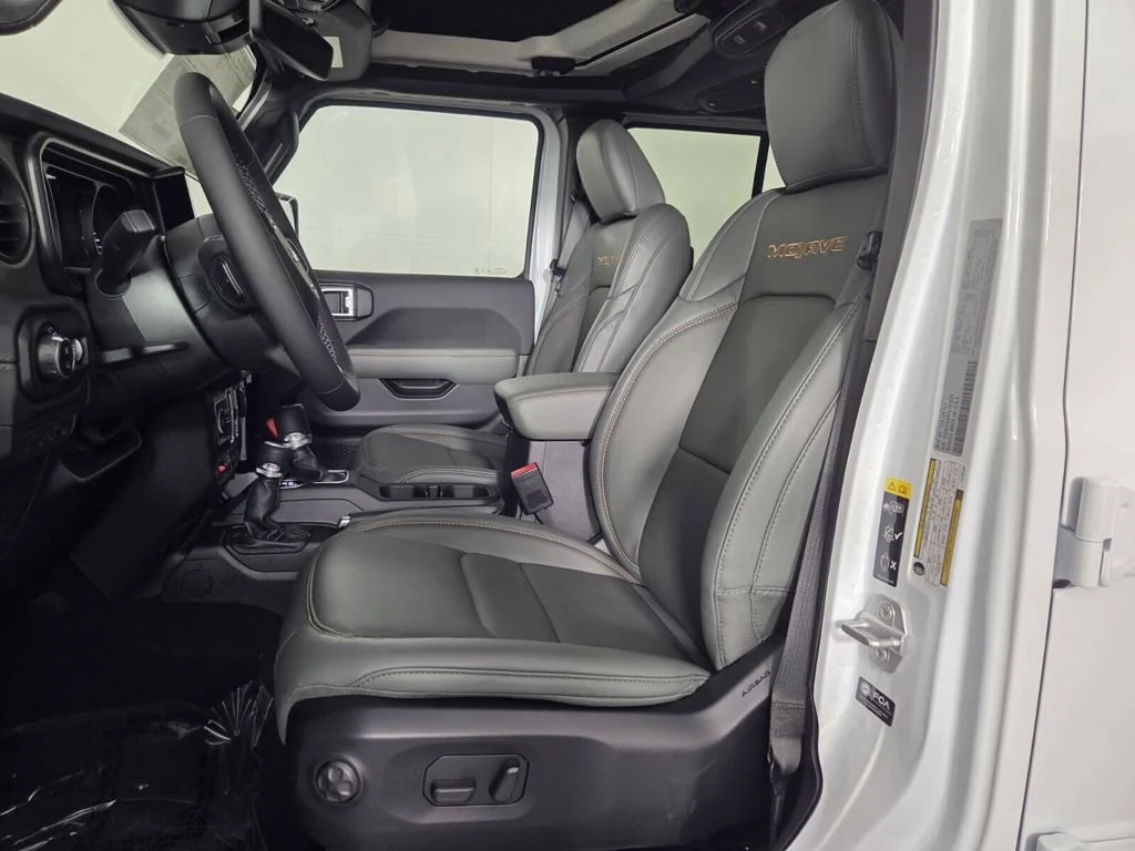 New 2026 Bright White Clear-Coat Exterior Paint Jeep Mojave X image 11