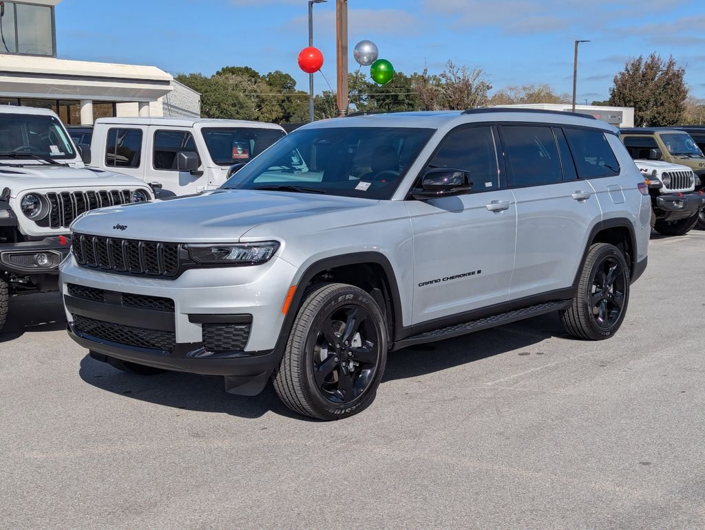 New 2025 Silver Zynith Exterior Paint Jeep Altitude X image 9