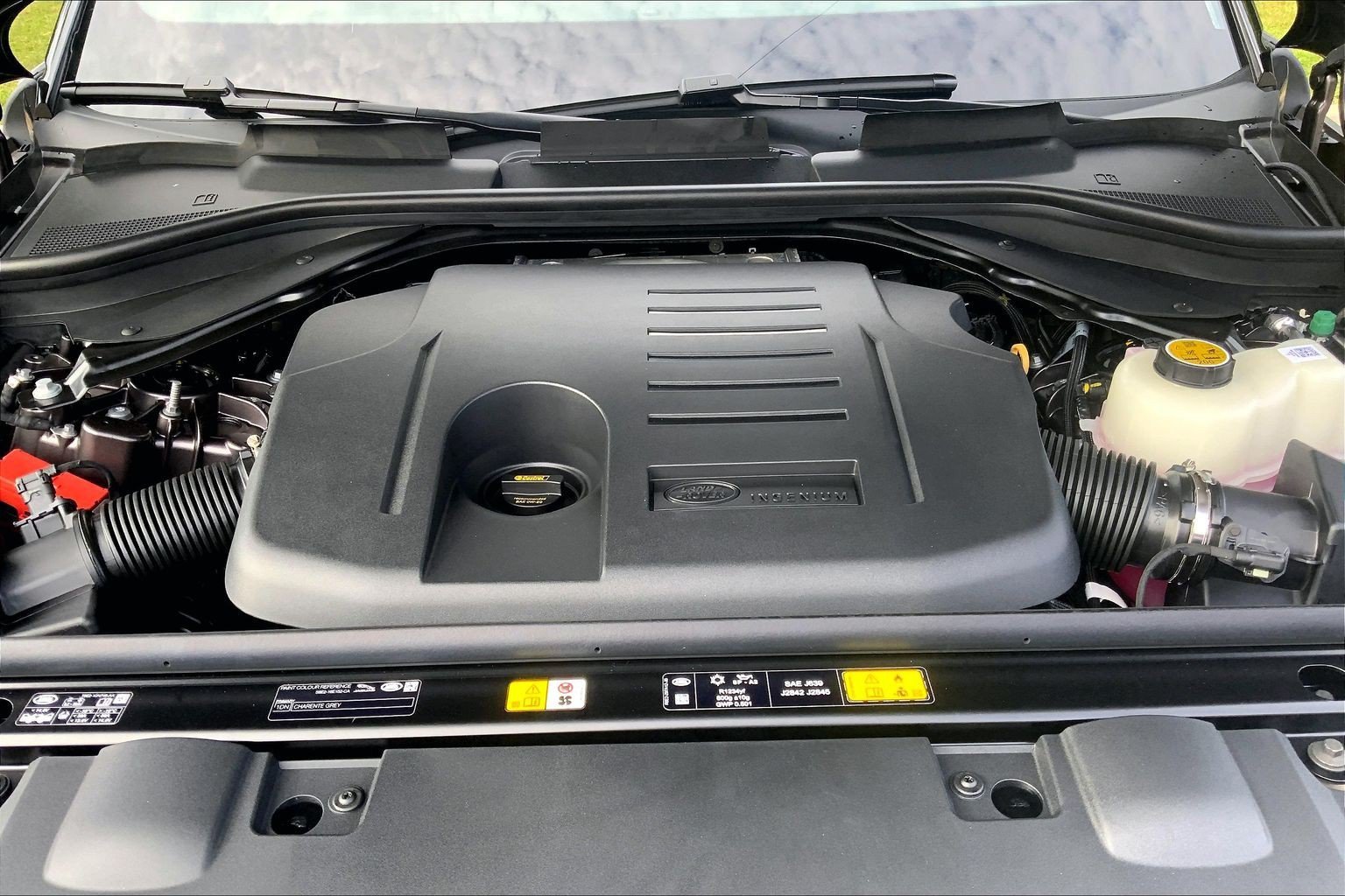 New 2027 Charente Grey Land Rover SE image 16