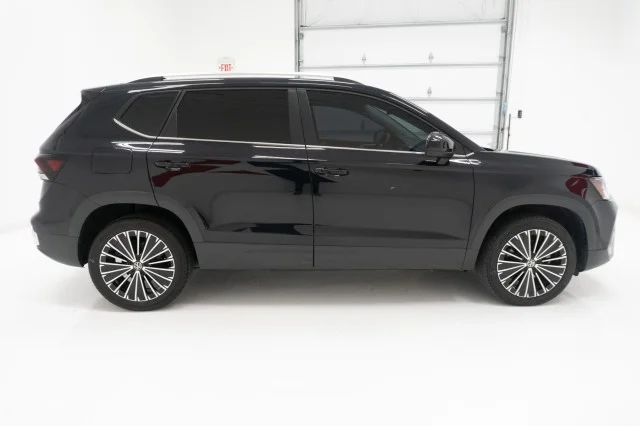 Used 2025 Deep Black Pearl Volkswagen SE image 4