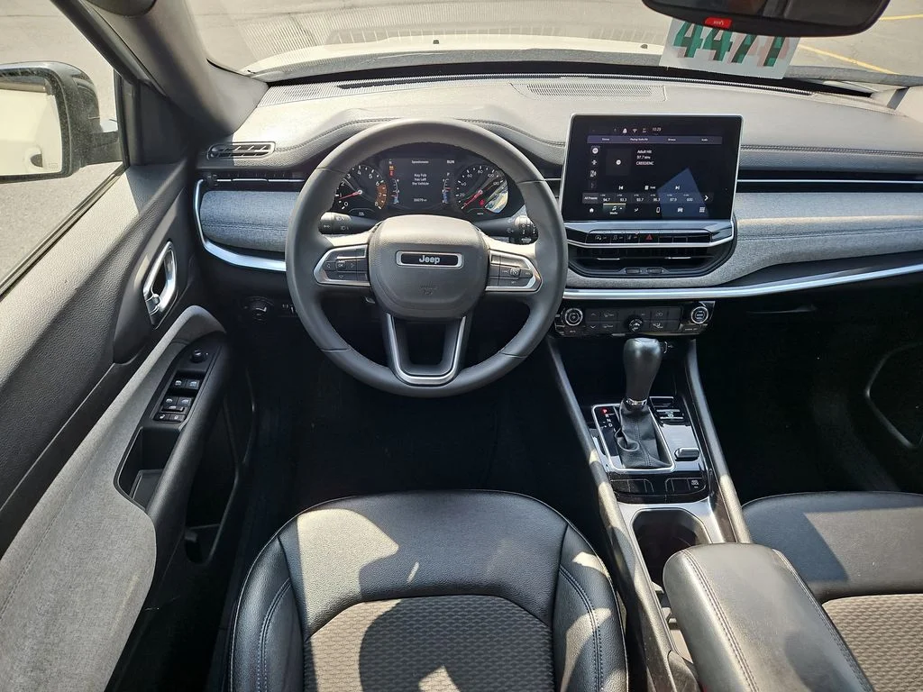 Used 2024 White Jeep Latitude image 12