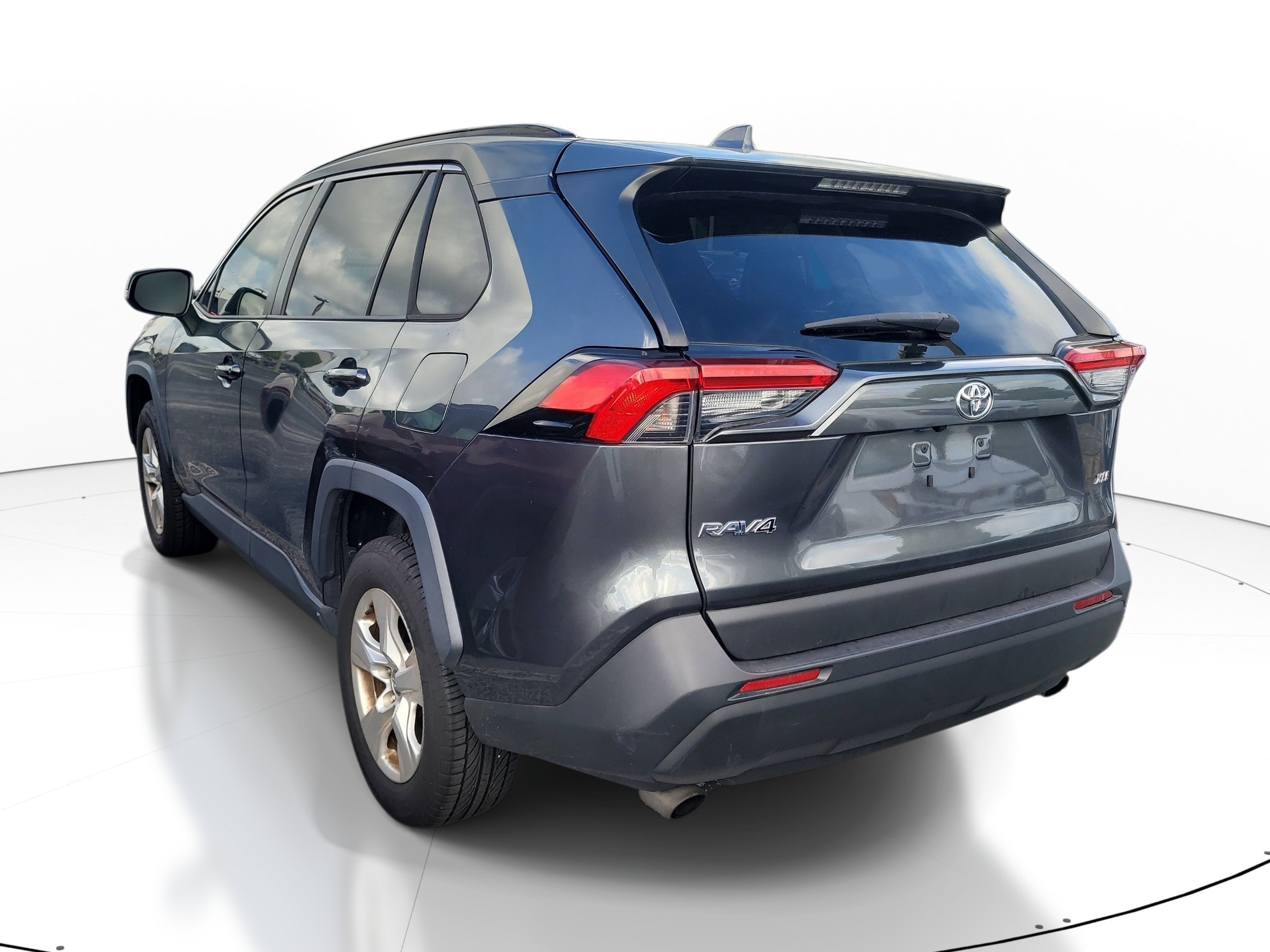 Used 2020 Magnetic Gray Metallic Toyota XLE image 4