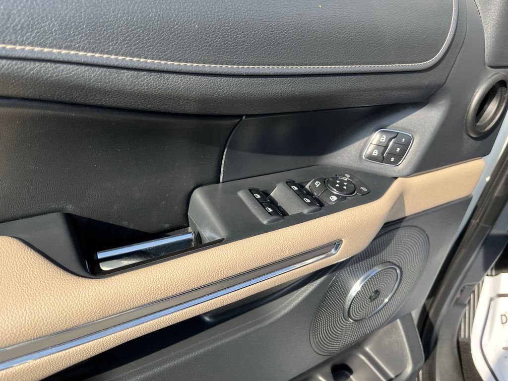 Used 2022 White Ford Limited image 10