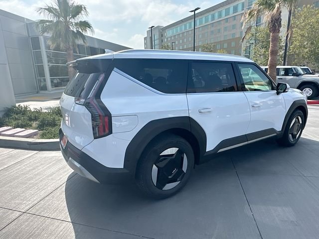 New 2026 Glacial White Pearl Kia Wind AWD image 7