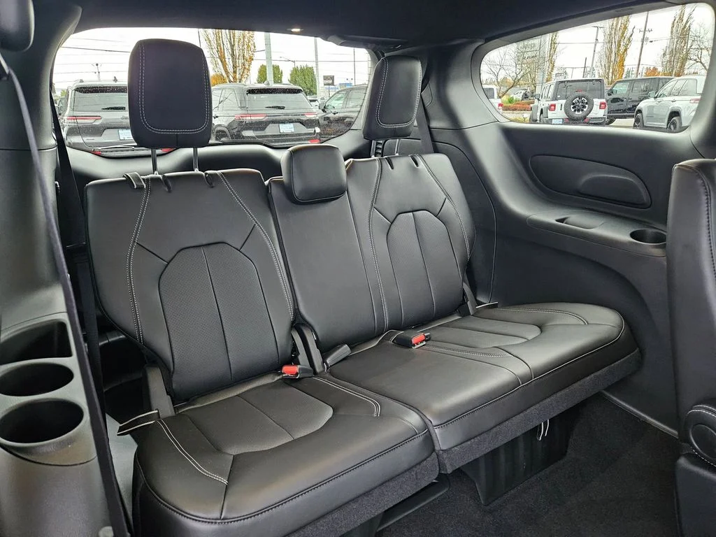 2026 Chrysler Pacifica Select - Photo 32