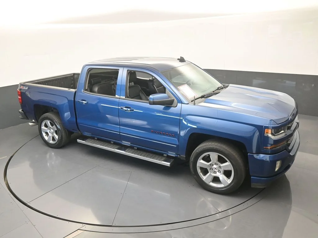 Used 2016 Deep Ocean Blue Metallic Chevrolet LT image 39