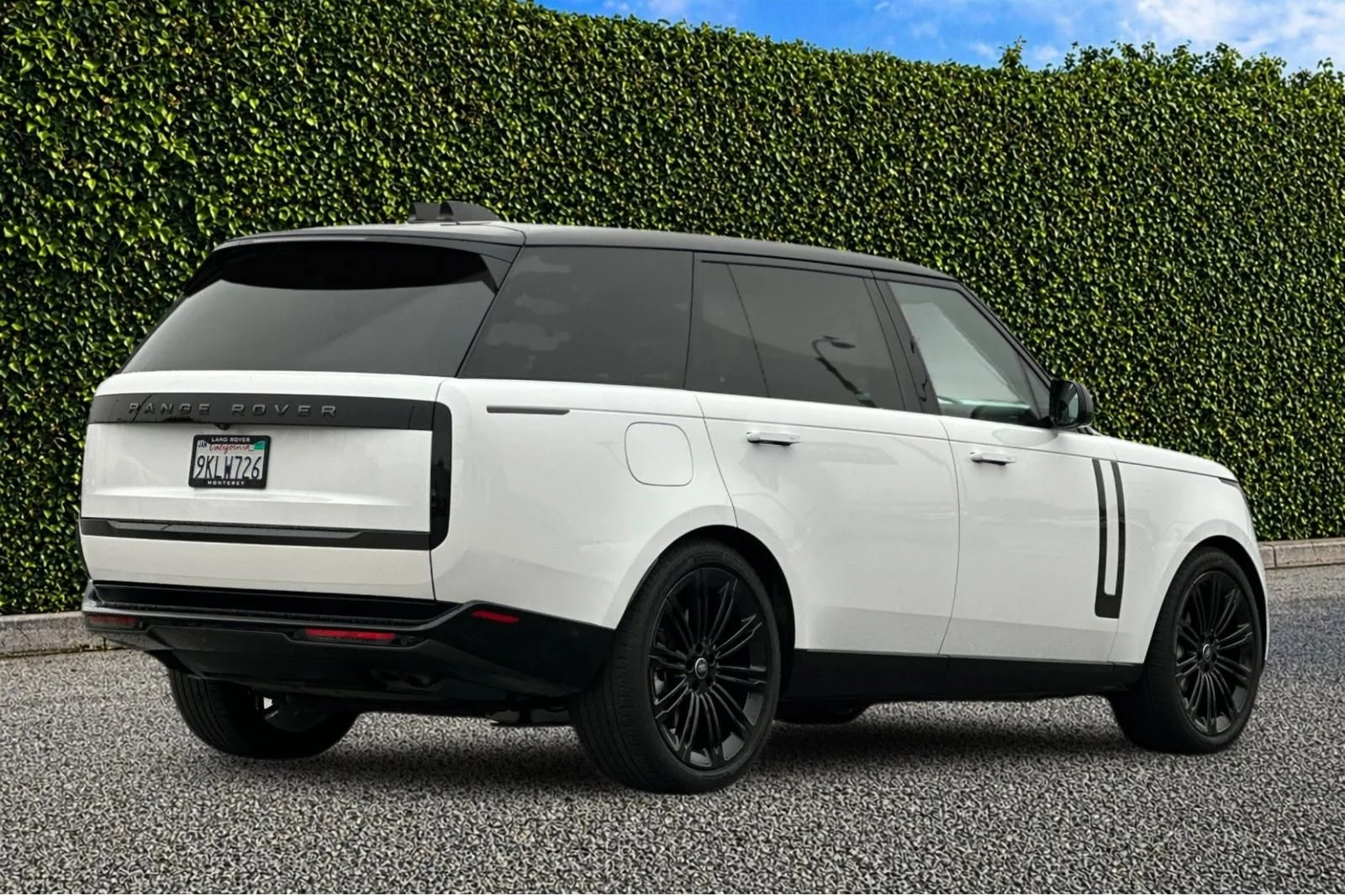Used 2024 White Land Rover SE image 4