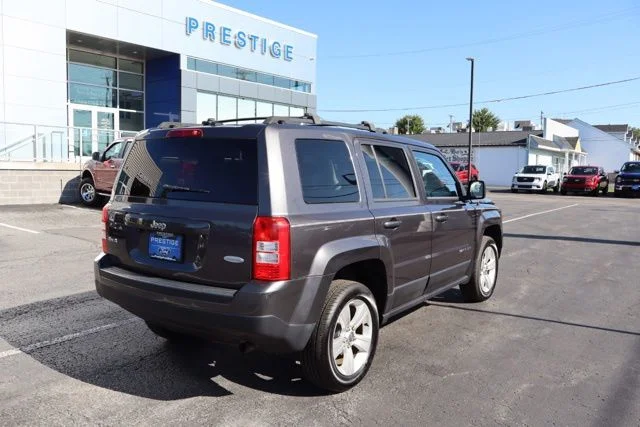 Used 2014 Granite Crystal Clearcoat Metallic Jeep Latitude image 9