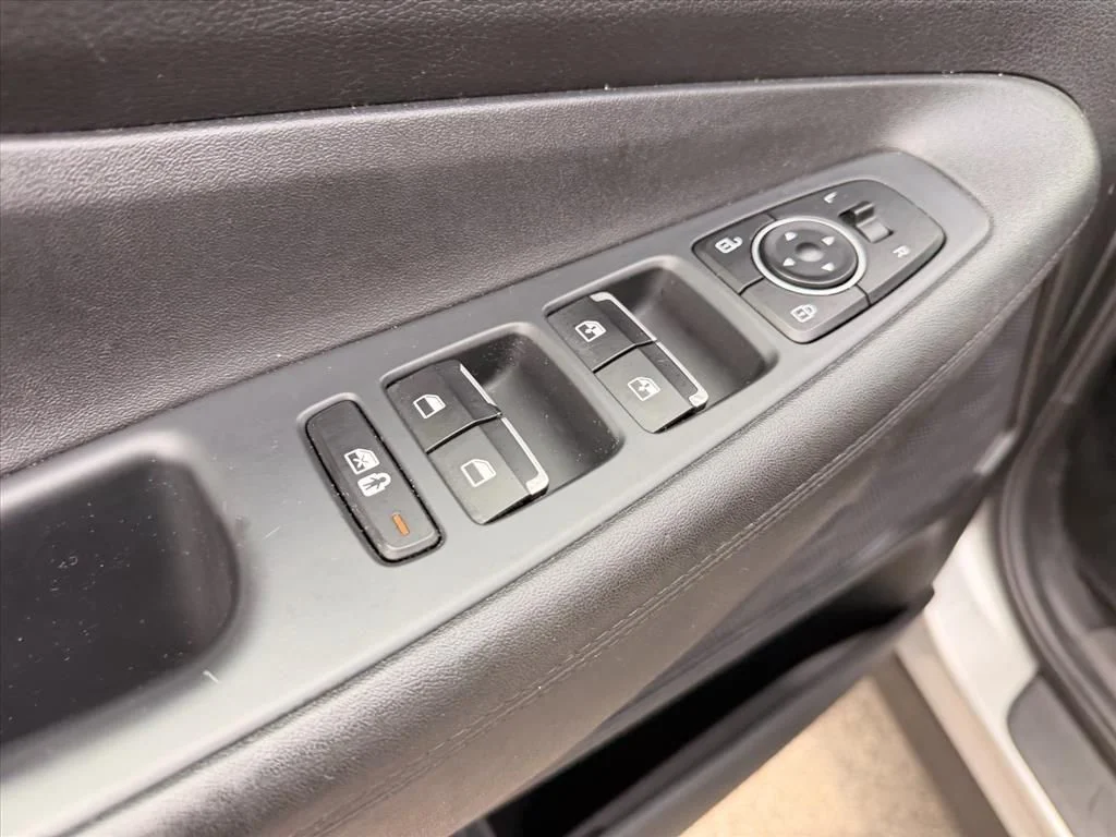 Used 2023 Silver Hyundai SEL image 17