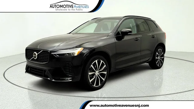 2024 Volvo XC60 B5 AWD Plus Dark Theme w/ 20'' Black Diamond Cut Wheels