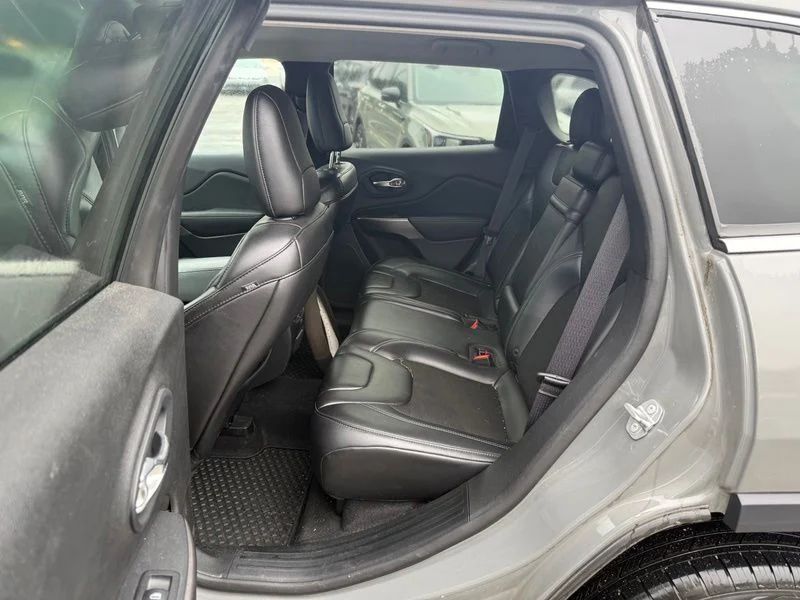 Used 2019 Gray Jeep Latitude Plus image 10